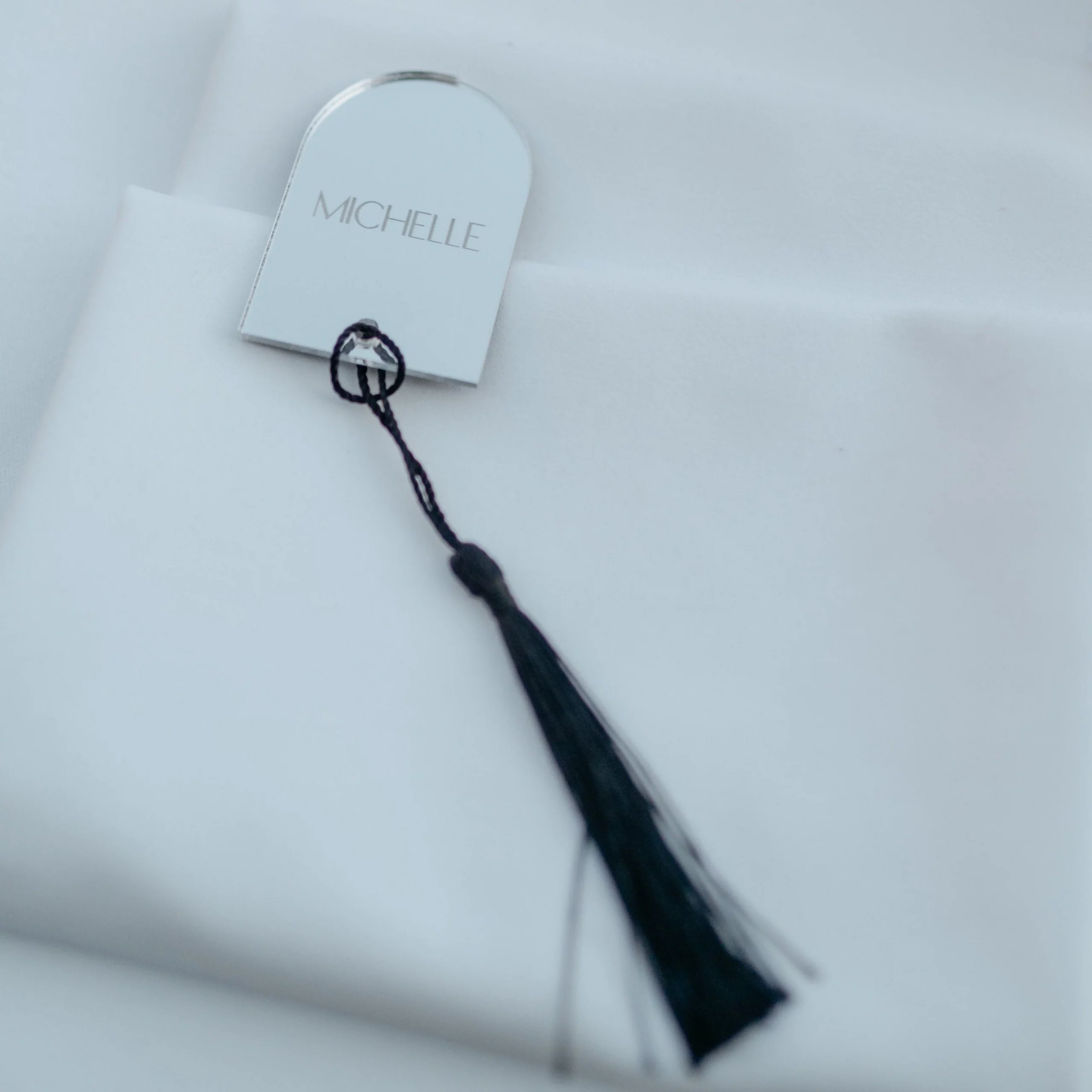 Elegant Arch-Shaped Wedding Name Cards - Image 5